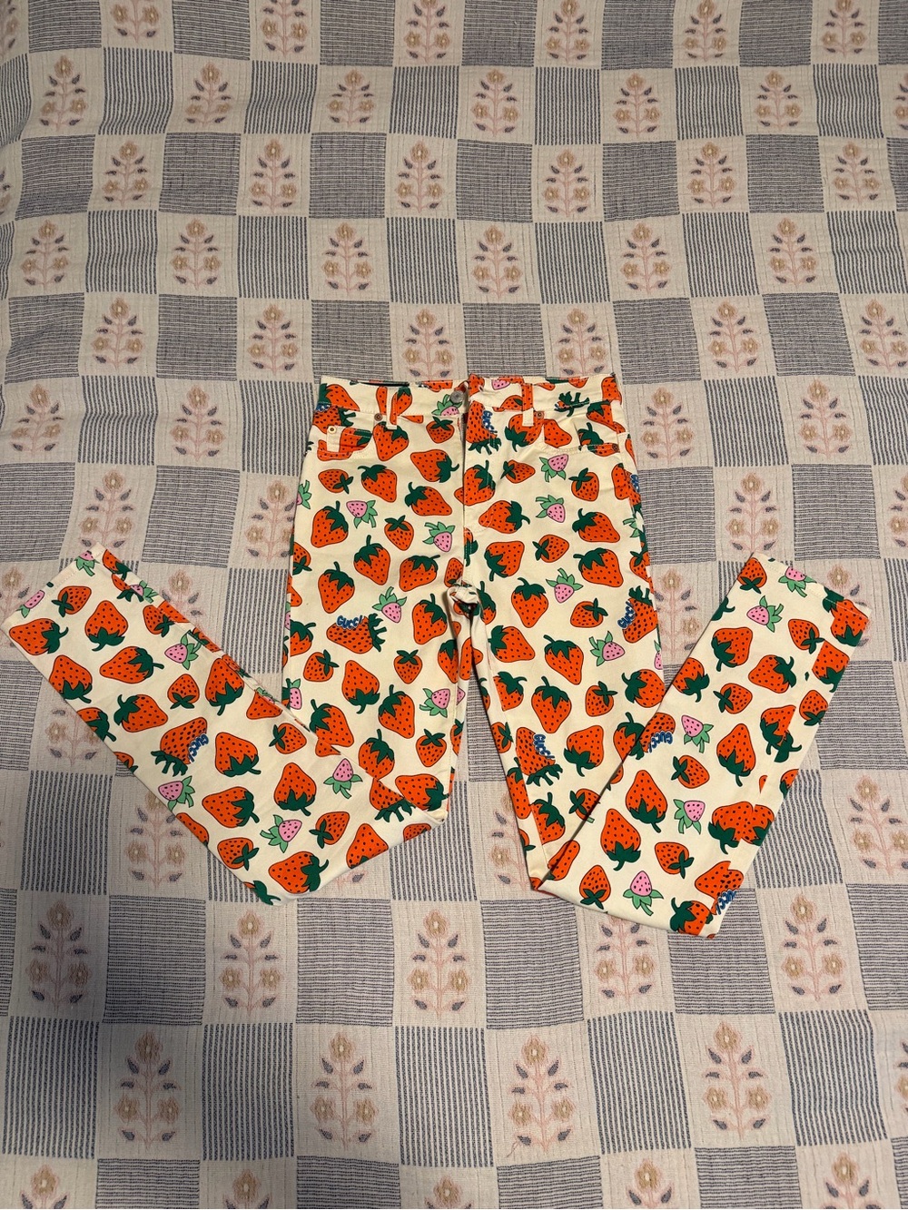 Gucci Cream Jeans with Red and Pink Strawberry Print